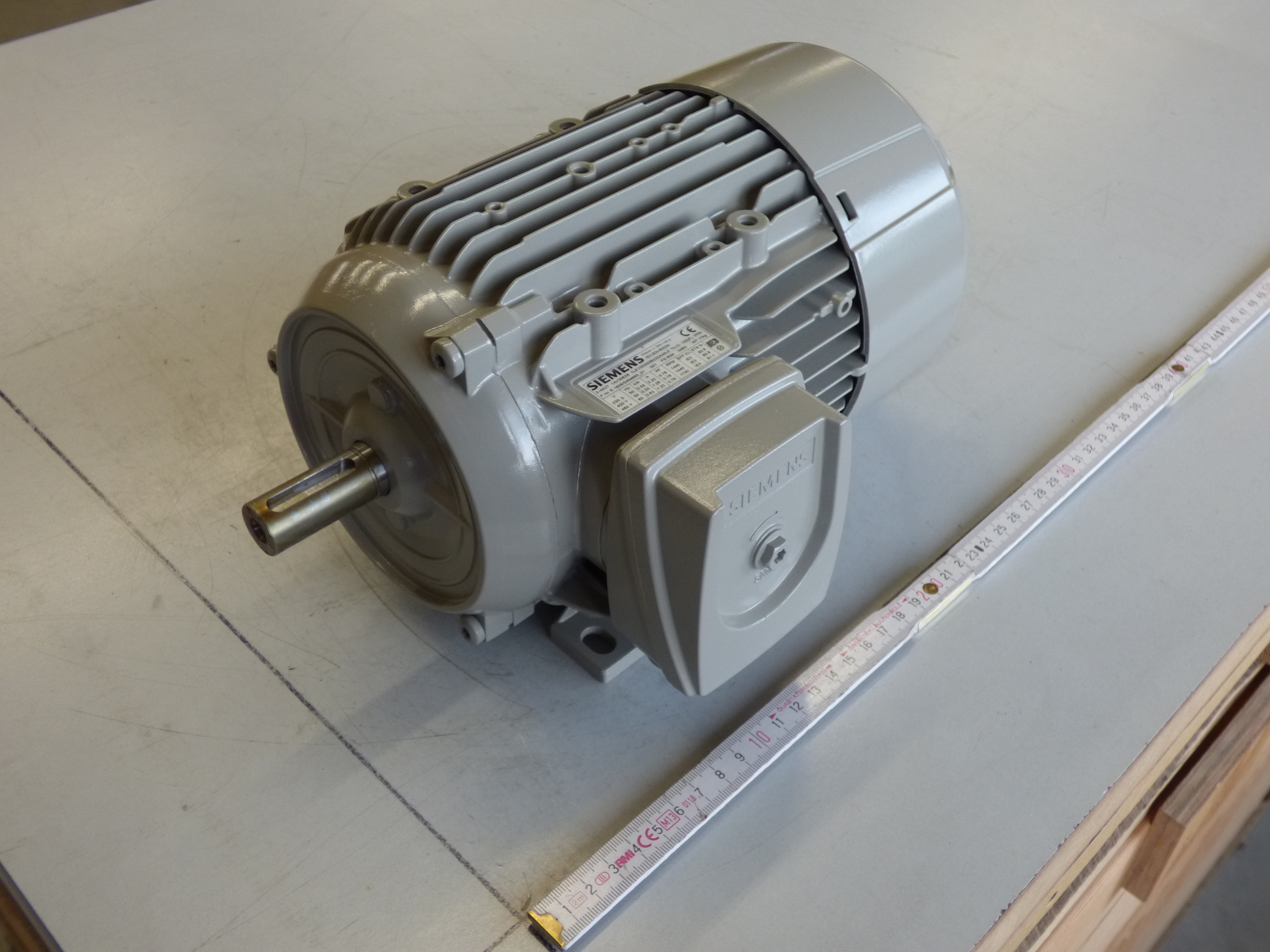 электродвигатель 1LE1003-0DB22-2AA5-Z L05 SIMOTICS GP Motor Typ: 1AV3082B Niederspannungsmotor, IEC Käfigläufer, eigengekühlt, IP55 Wärmeklasse 155(F) nach 130(B) Aluminiumgehäuse Premium Efficiency, 4-polig * Baugr. 80M * 0,55kW (50Hz) 0,63kW (60Hz) 3 AC 50Hz 230VD/400VY * 3 AC 60Hz 460VY IM B3 ohne Motorschutz Anschlusskasten seitl. rechts L05=Normatives zylindrisches Wellenende NDE (BS) nach EN 50347 Mat-PG: 3Z1 LKZ: DE ECCN: N AL: N