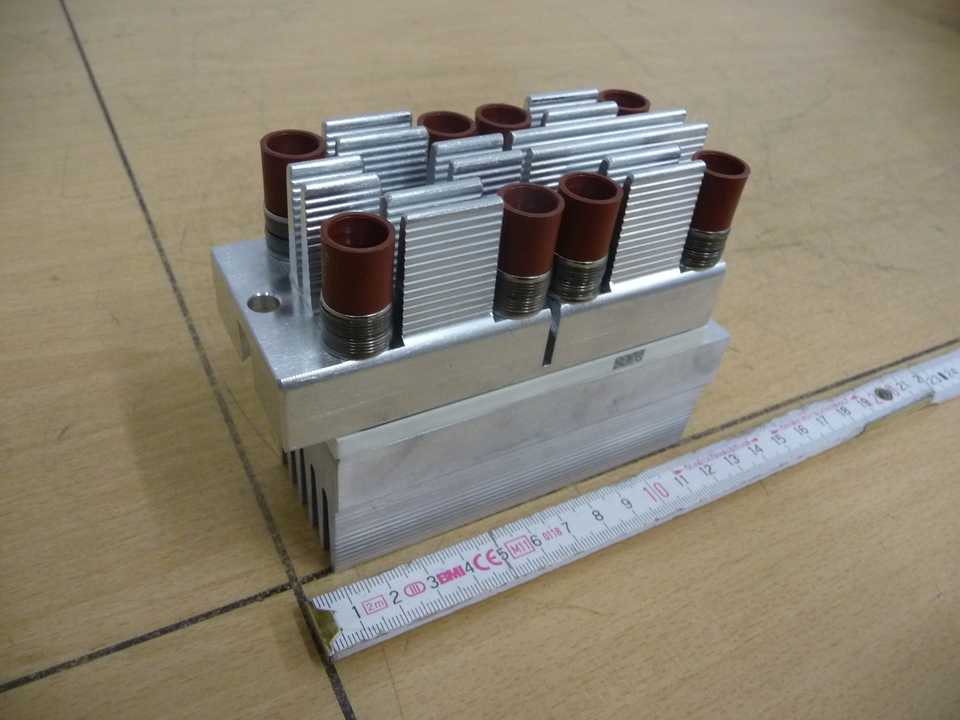 Модуль тиристорный SKKQ 1500/14E Тип модуля: тиристорный конструкция диода: обратный, тиристор/тиристор обратное напряжение макс.: 1,4kV прямой ток: 1,5kA корпус: SEMISTART2 версия: 2 падение напряжения макс.: 1,5V ток управления: 200mA импульсный ток: 17kA монтаж: винтами электрический монтаж: винтами 15SK99000678 SEMIKRON