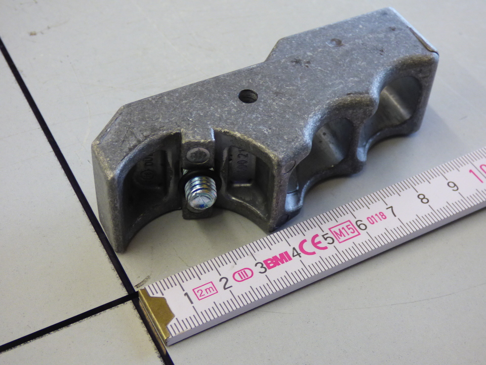 Опора ALU средней базы с отверстием для крепления ограничивающ. пластины для Compact / Raster Alu