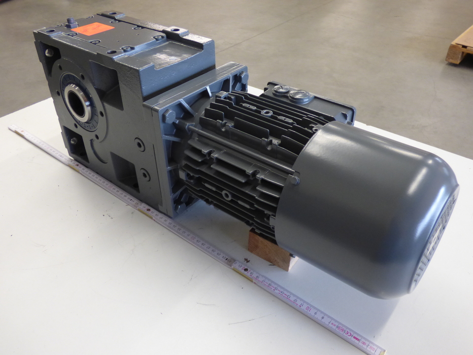 Мотор-редуктор Typ GKS06-3M SBR 090C12 Motor-Code MHEMABR090-12C1C