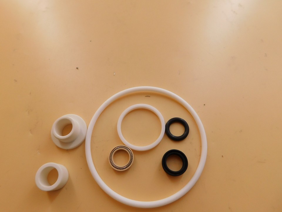 Комплект уплотнительных прокладок ( состоит из :уплотнение к корпусу Pos. 9 уплотнение Pos. 18 втулка Pos. 17 сальник Pos. 4 O-кольцо Pos. 2)