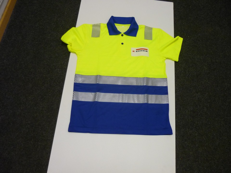 мужская спортивная рубашка POLO Размер L синий/желтый Состав 51% Полиэстер, 49% хлопок Вес 195 гр 2 рефлектирующих полосы шириной 5см на уровне груди 2 рефлектирующих полосы на рукавах и рефлектирующие полосы на плечах голубой воротник голубые кнопки нагрудная эмблема EGGER (слева)
