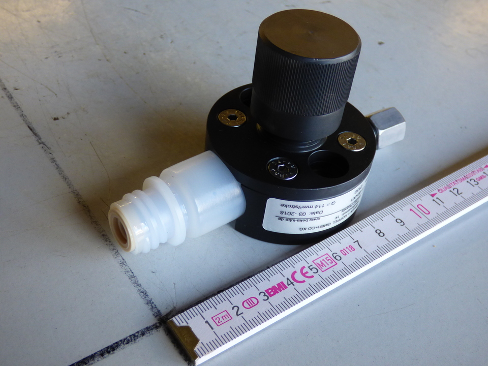 Насос поршневой тип 2130, No AB0910072-001-00-050 бачок 8 mL / D = 25мм, расход 114мм³ / цикл, рабочее давление макс. 100,00 bar BEKA