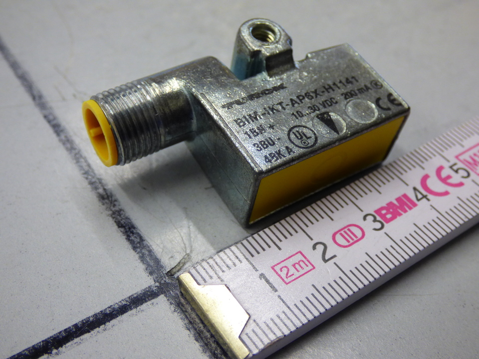 Датчик позиционный BIM-IKT-AP6X-H1141 скорость перемещения: 10 м/с рабочее напряжение: 10 … 30V DC эл. подключение: M12 x 1 выходная функция: трехпроводная, н.о., PNP светодиодный индикатор состояния переключения: жёлтый, степень защиты: IP67 46210 TRUCK